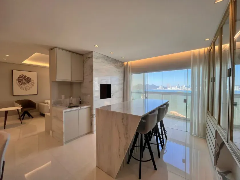 Apartamento na quadra do mar finamente mobiliado com 04 suítes e 04 vagas de garagem. — foto 9