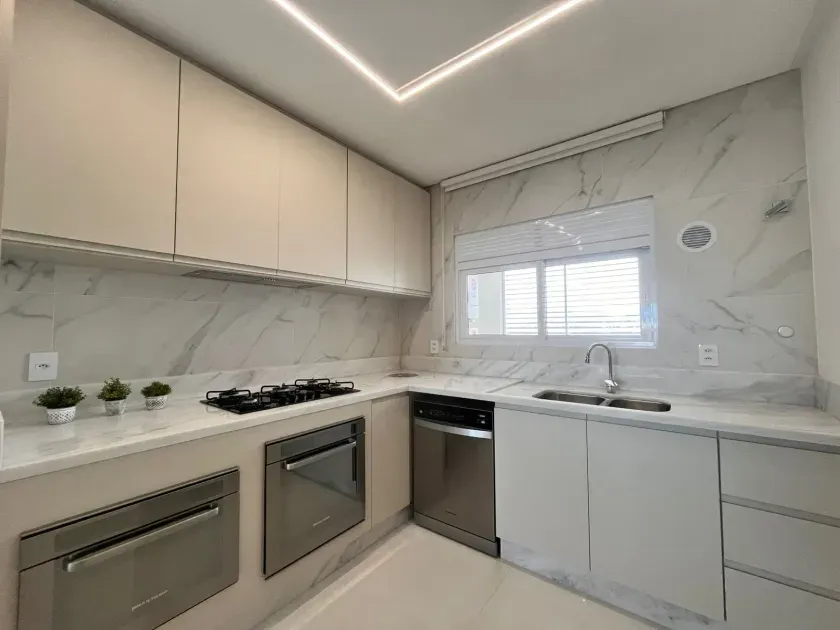 Apartamento na quadra do mar finamente mobiliado com 04 suítes e 04 vagas de garagem. — foto 13