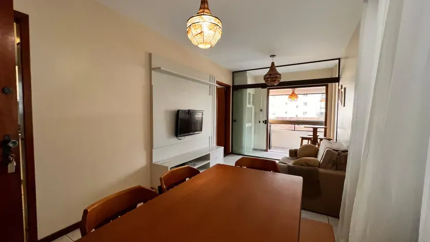 Apartamento mobiliado com 2 dormitórios sendo 1 suíte e 1 vaga no Centro de Balneário Camboriú/SC