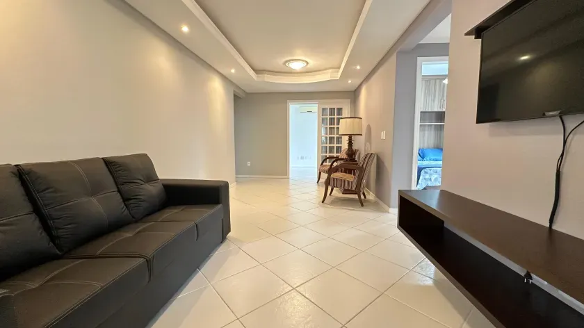 Apartamento com 3 dormitórios sendo 1 suíte e 1 vaga de garagem em Balneário Camboriú/Sc