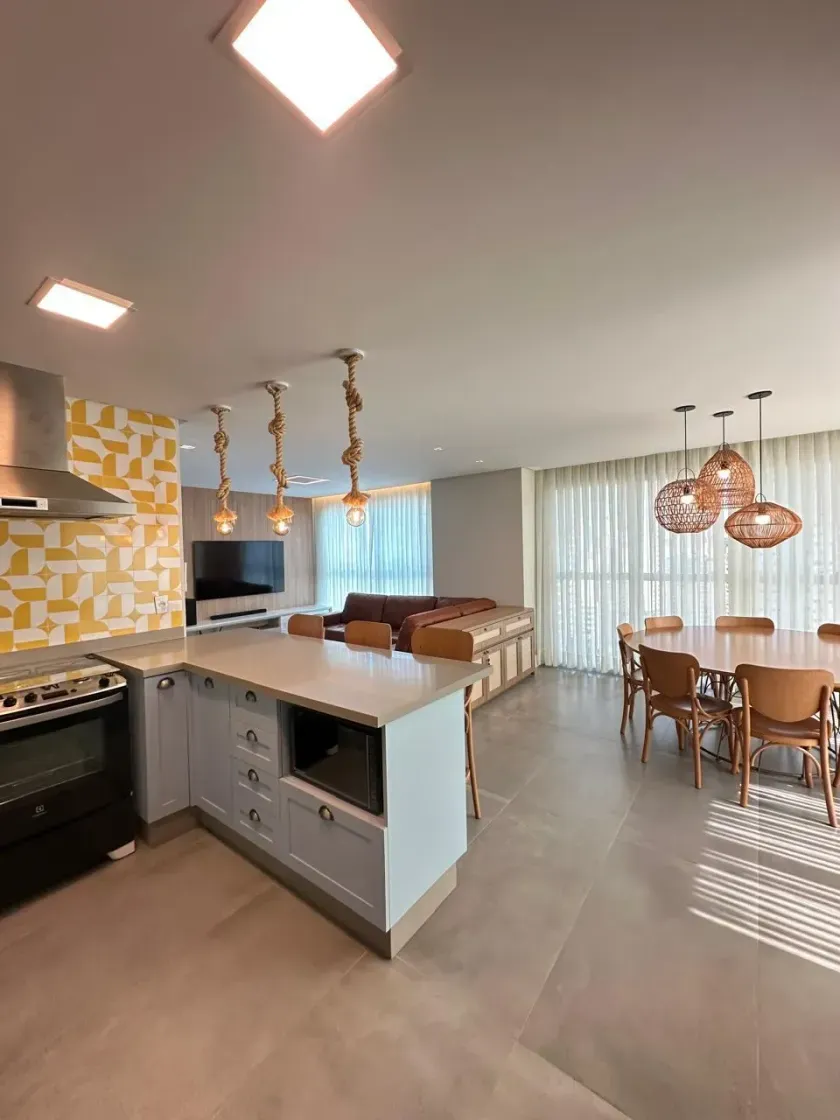 Apartamento mobiliado com 4 dormitórios sendo 3 suítes e 3 vagas no Centro de Balneário Camboriú
