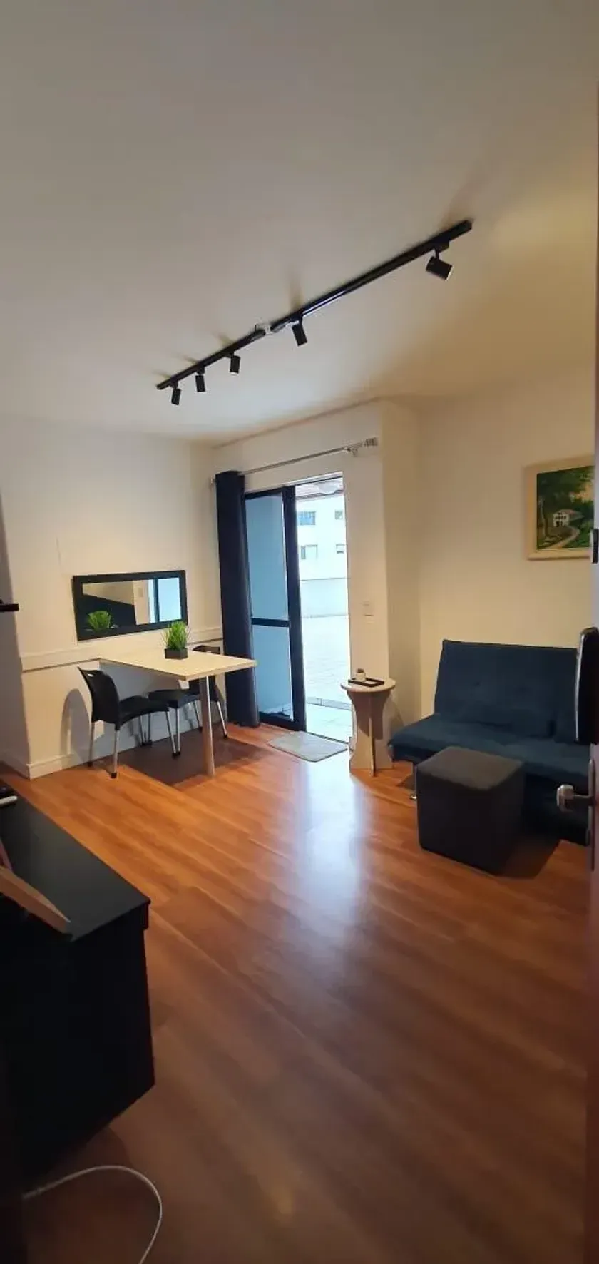 Apartamento mobiliado com 1 dormitório e 1 vaga de garagem no Centro de Balneário Camboriú