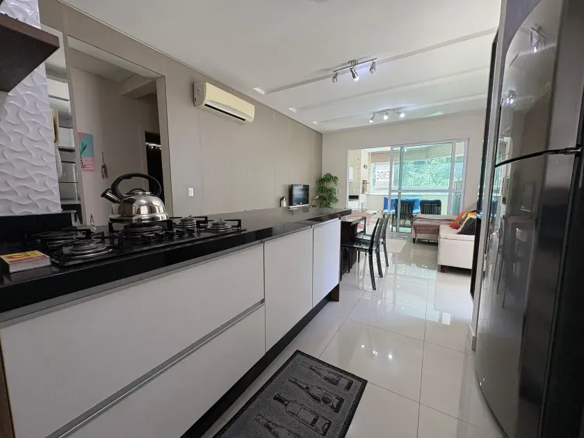 Apartamento mobiliado na Praia Brava com 1 suíte, 2 demi-suítes e 2 vagas de garagem em Itajaí/SC — foto 2