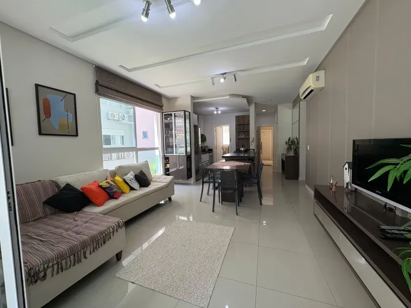 Apartamento mobiliado na Praia Brava com 1 suíte, 2 demi-suítes e 2 vagas de garagem em Itajaí/SC