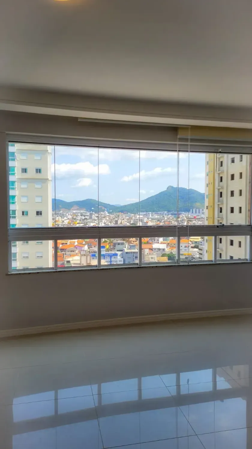 Apartamento com 3 dormitórios sendo 1 suíte e 2 vagas de garagem em Balneário Camboriú/SC