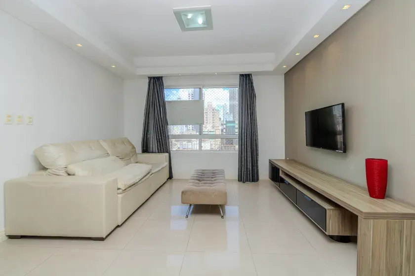 Apartamento mobiliado de 3 suítes sendo 2 demi e 2 vagas de garagem no Centro de Balneário Camboriú