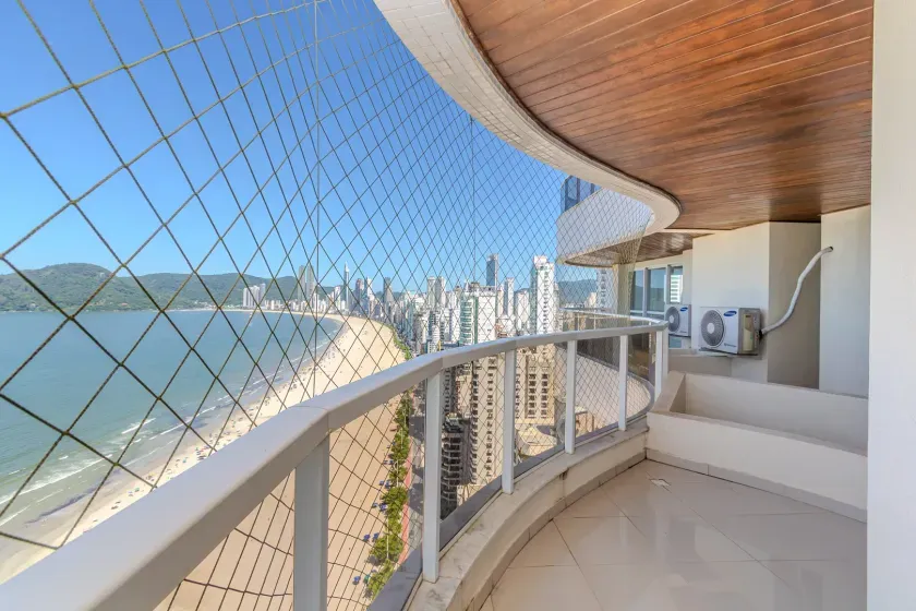 Cobertura triplex mobiliado com 5 suítes 3 vagas em Balneário Camboriú/SC