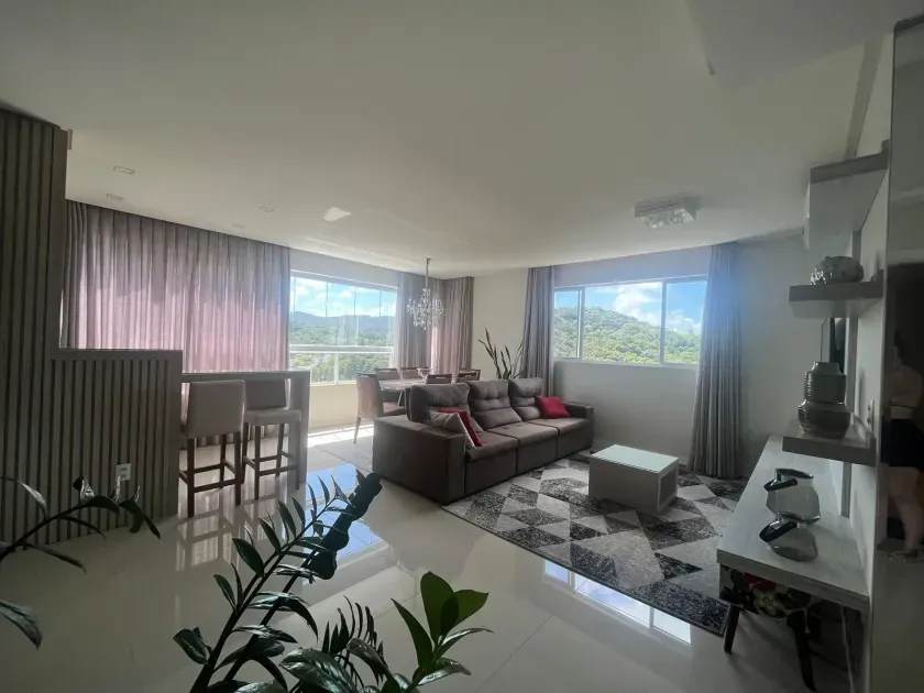 Apartamento com 2 suítes e 2 vagas de garagem no Bairro Pioneiros em Balneário Camboriú/SC