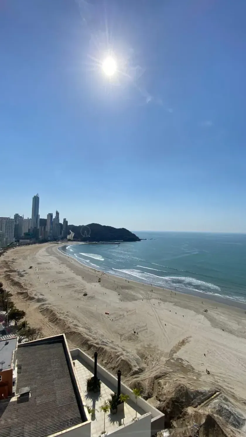 Apartamento vista mar mobiliado com 4 suítes e 3 vagas na Av. Atlantica em Balneário Camboriú