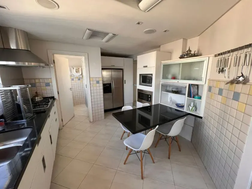 Apartamento frente mar com 3 suítes e 4 vagas de garagem em Balneário Camboriú