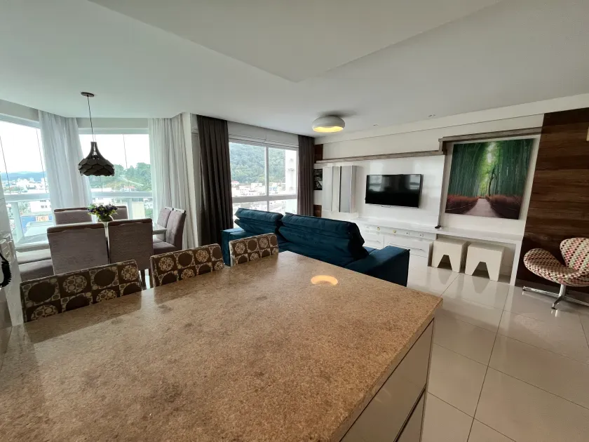Apartamento mobiliado com 3 suítes e 2 vagas - Na Av. Central em Balneário Camboriú/SC