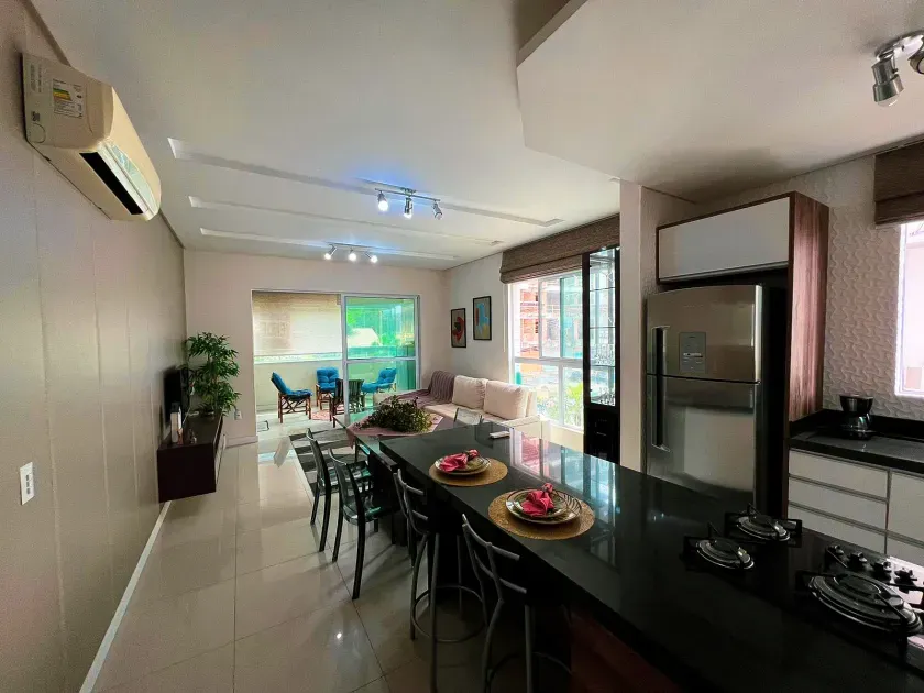 Apartamento mobiliado com 3 dormitórios sendo 1 suíte e 2 demi e 2 vagas na Praia Brava em Itajaí