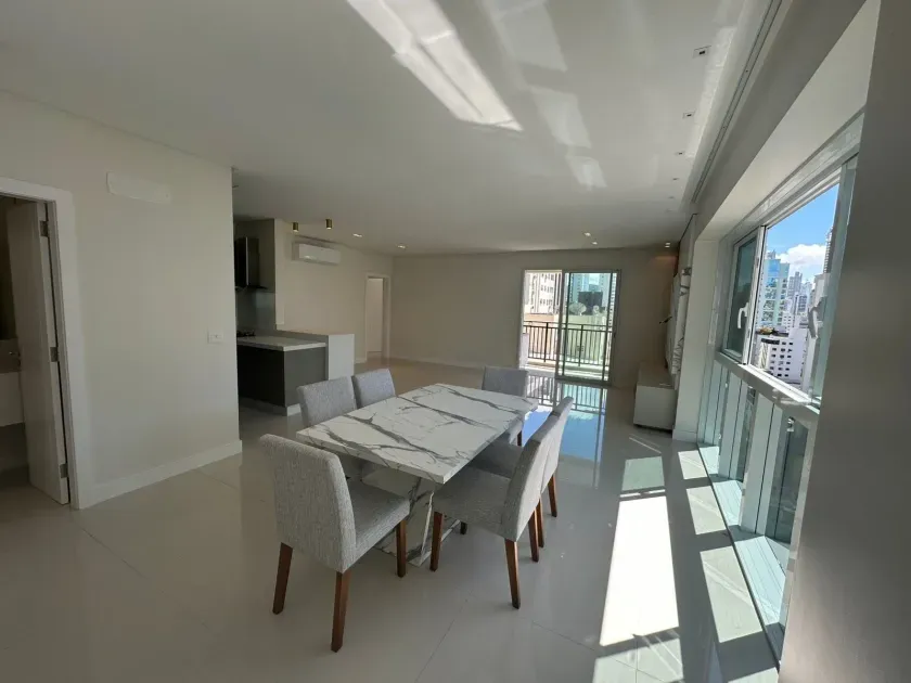 Apartamento com 4 dormitórios sendo 2 suítes e 3 vagas de garagem - Balneário Camboriú/SC