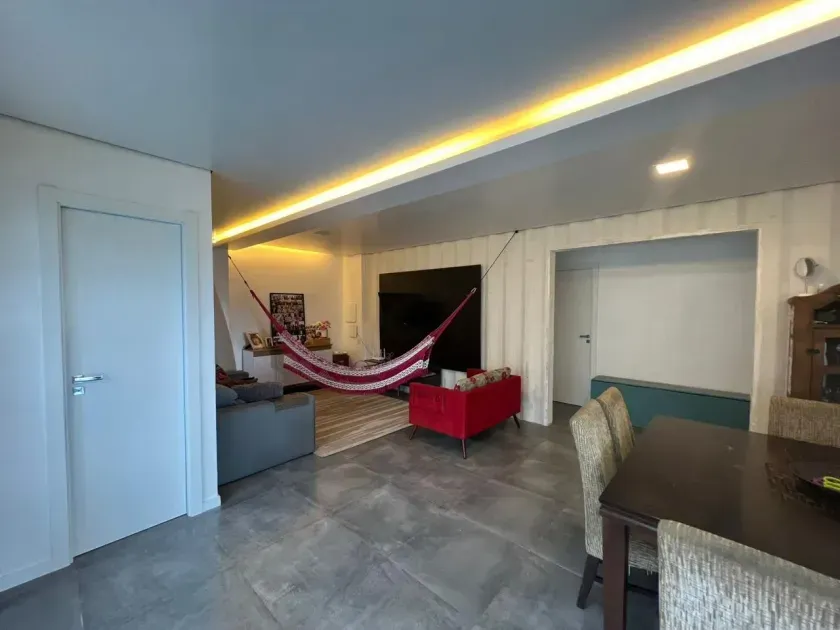 Casa container com 3 dormitórios sendo 1 suíte e 4 vagas Estaleirinho em Balneário Camboriú/SC