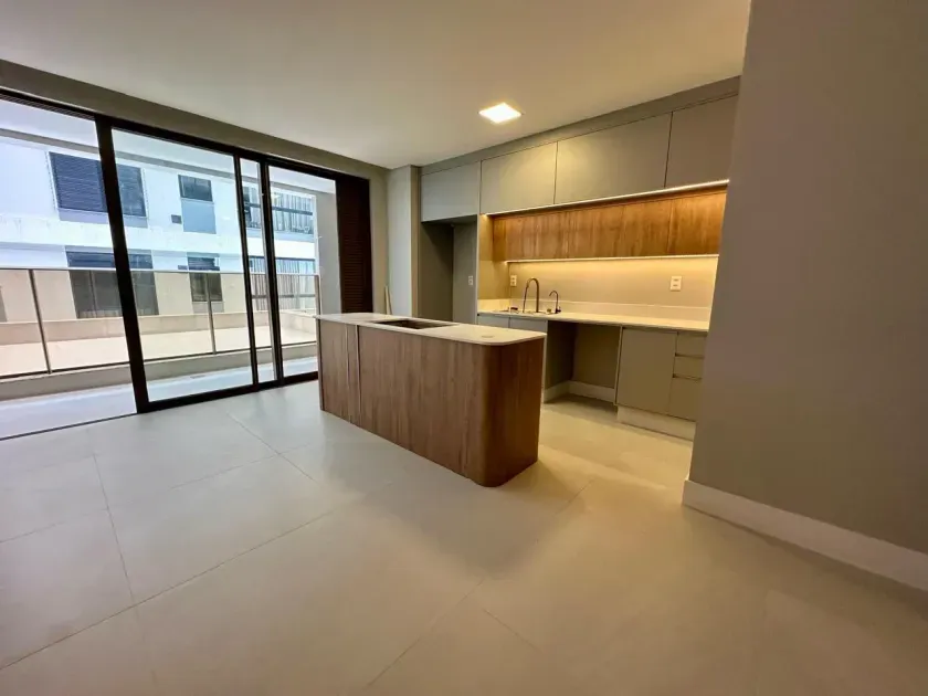 Apartamento semimobiliado com 3 dormitórios sendo 3 suítes e 2 vagas de garagem em Itajaí
