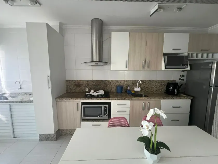 Apartamento Mobiliado com 1 dormitórios sendo 1 vagas de garagem em Balneário Camboriú — foto 2