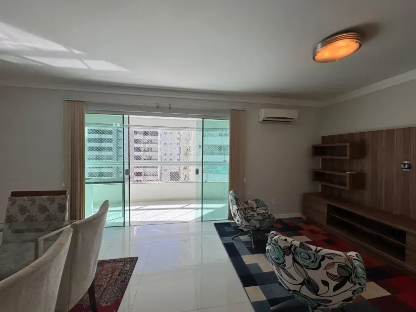 Apartamento mobiliado com 3 dormitórios sendo 2 suítes e 1 vagas de garagem em Balneário Camboriú
