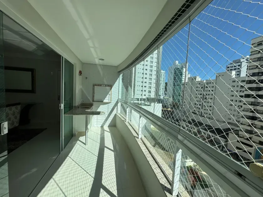 Apartamento mobiliado com 3 dormitórios sendo 2 suítes e 1 vagas de garagem em Balneário Camboriú — foto 2