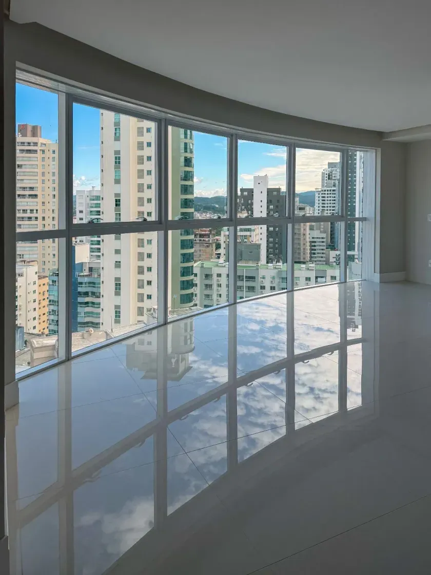 Apartamento com 3 suítes e 2 vagas de garagem na Av. Brasil em Balneário Camboriú/SC