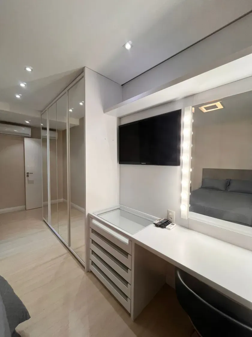 Apartamento com 3 suítes e 3 vagas de garagem no Centro de Balneário Camboriú/SC