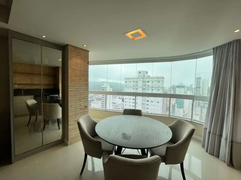 Apartamento com 3 suítes e 3 vagas de garagem no Centro de Balneário Camboriú/SC — foto 4