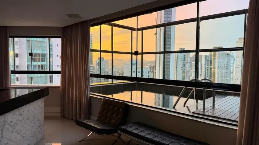 Cobertura duplex mobiliado com 4 dormitórios sendo 4 suítes e 5 vagas em Balneário Camboriú/SC