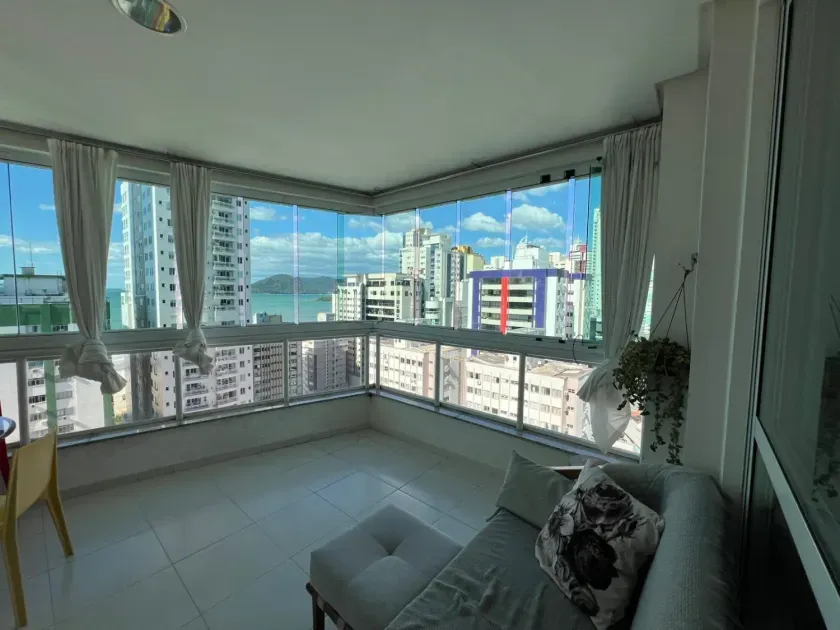 Apartamento mobiliado com 3 dormitórios sendo 3 suítes e 2 vagas de garagem em Balneário Camboriú — foto 2