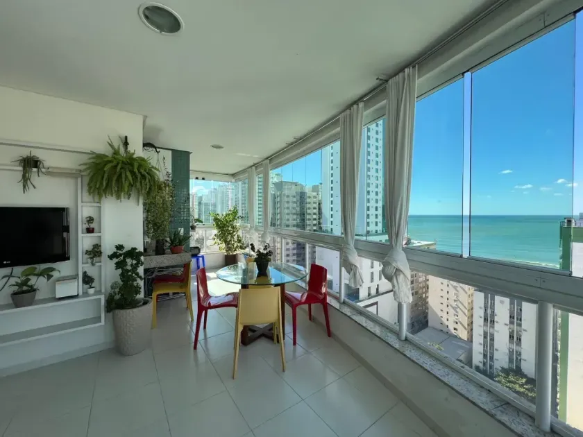 Apartamento mobiliado com 3 dormitórios sendo 3 suítes e 2 vagas de garagem em Balneário Camboriú