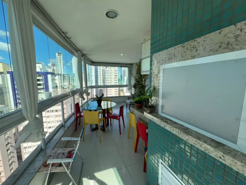 Apartamento mobiliado com 3 dormitórios sendo 3 suítes e 2 vagas de garagem em Balneário Camboriú — foto 3