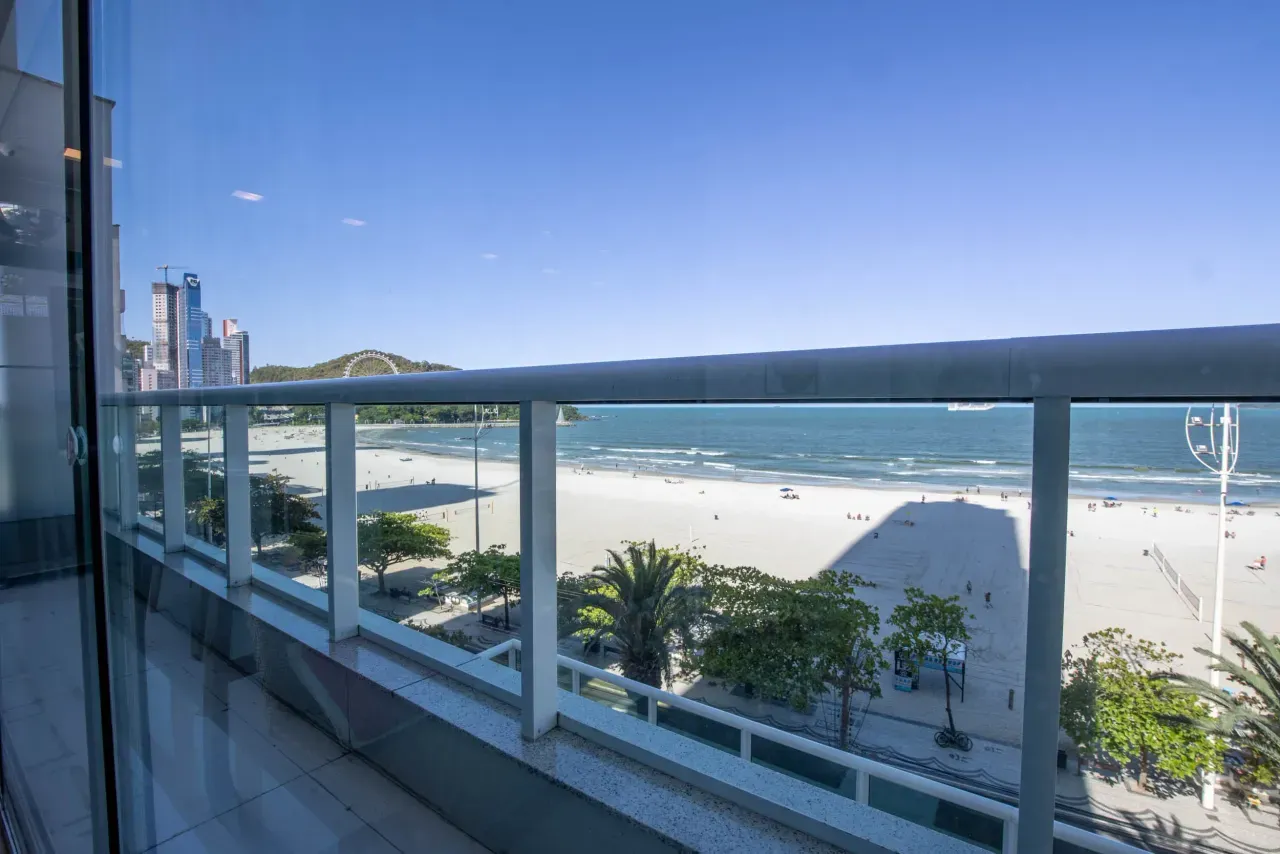 Apartamento diferenciado com 4 suítes e 5 vagas de garagem no Centro de Balneário Camboriú/SC