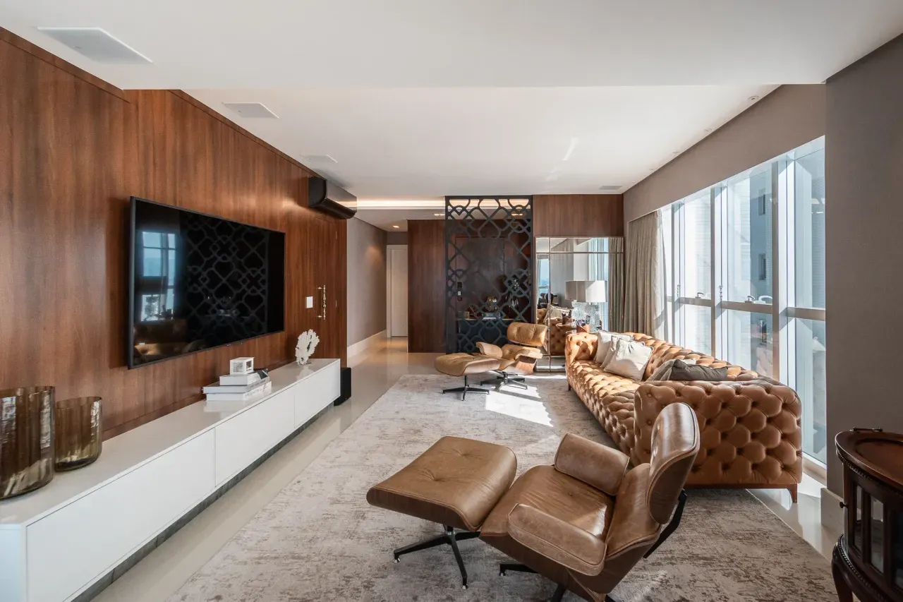 Apartamento com 5 suítes e 4 vagas de garagem no Centro de Balneário Camboriú