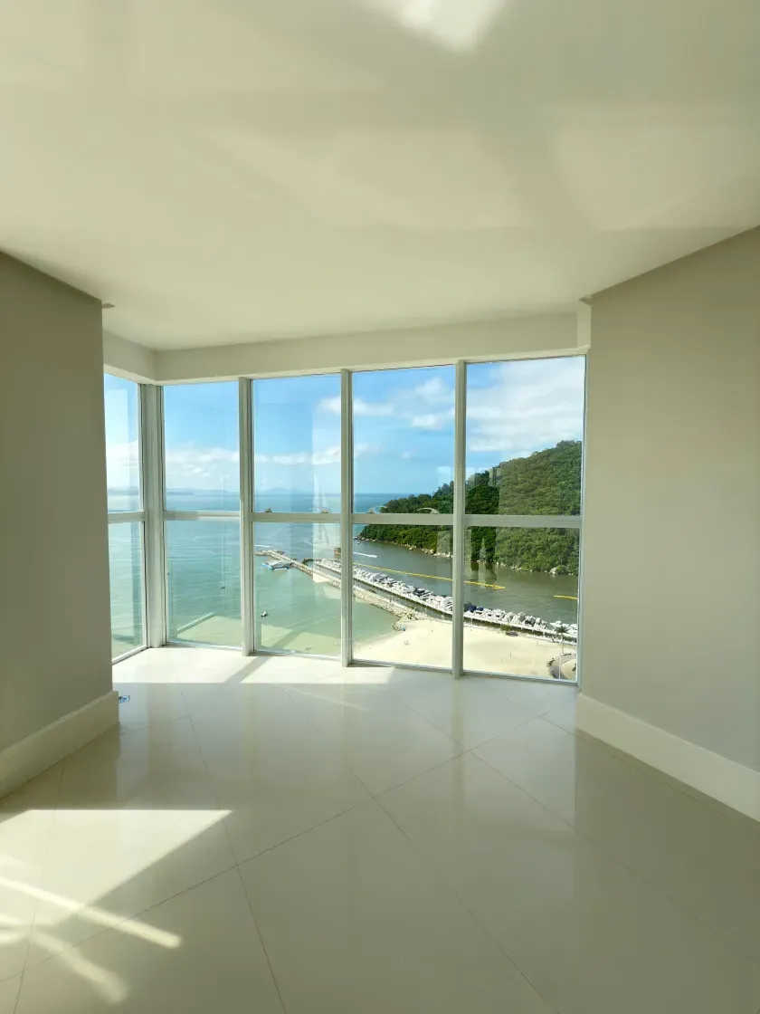 Apartamento vista mar com 4 suítes e 4 vagas de garagem em Balneário Camboriú