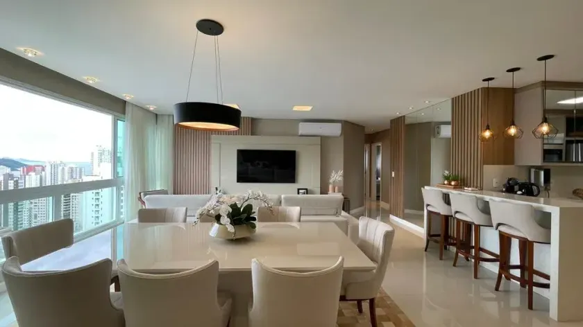 Apartamento mobiliado com 4 suítes sendo 2 plenas e 2 demi, 3 vagas de em Balneário Camboriú/SC