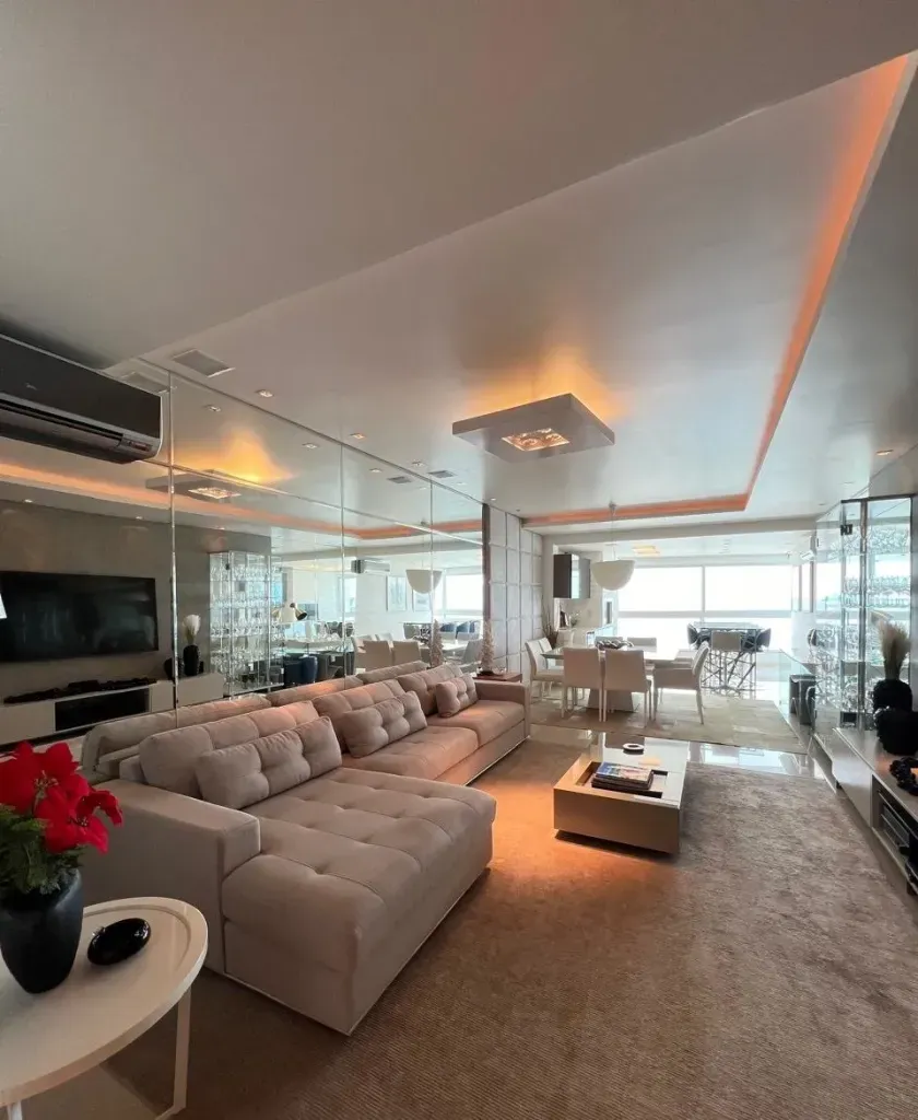 Apartamento mobiliado com 3 suítes e 3 vagas de garagem na Avenida Atlântica em Balneário Camboriú