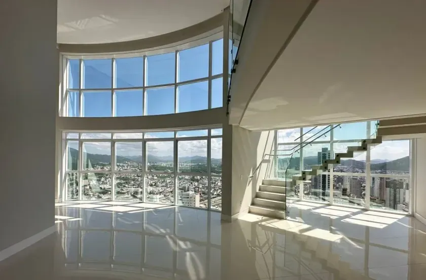Apartamento Duplex Vista Mar com 4 suítes e 3 vagas de garagem em Balneário Camboriú-SC