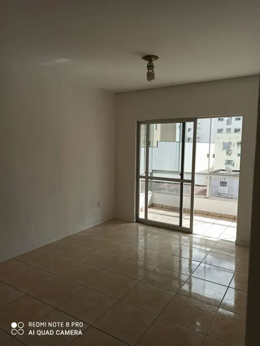 Apartamento com 3 dormitórios sendo 1 suíte e 1 vaga de garagem em Balneário Camboriú/SC — foto 1