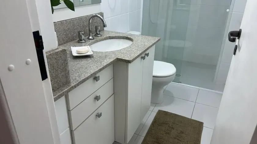 Apartamento mobiliado com 2 dormitórios sendo 1 suíte com sacada e 1 vaga de garagem — foto 12