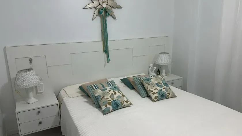 Apartamento mobiliado com 2 dormitórios sendo 1 suíte com sacada e 1 vaga de garagem — foto 9