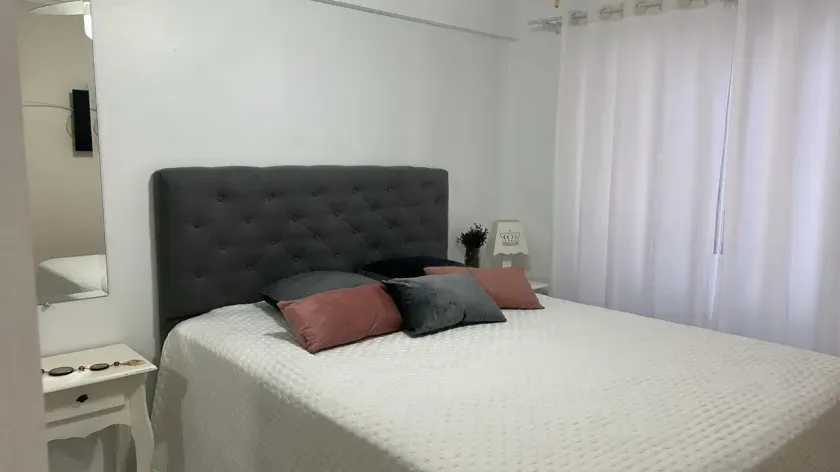 Apartamento mobiliado com 2 dormitórios sendo 1 suíte com sacada e 1 vaga de garagem — foto 7