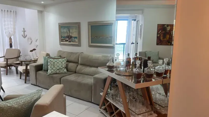 Apartamento mobiliado com 2 dormitórios sendo 1 suíte com sacada e 1 vaga de garagem — foto 2