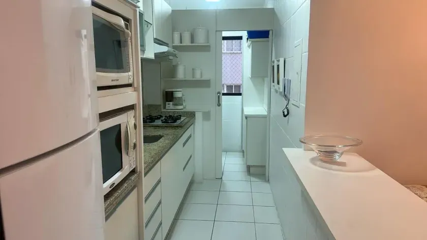 Apartamento mobiliado com 2 dormitórios sendo 1 suíte com sacada e 1 vaga de garagem — foto 5