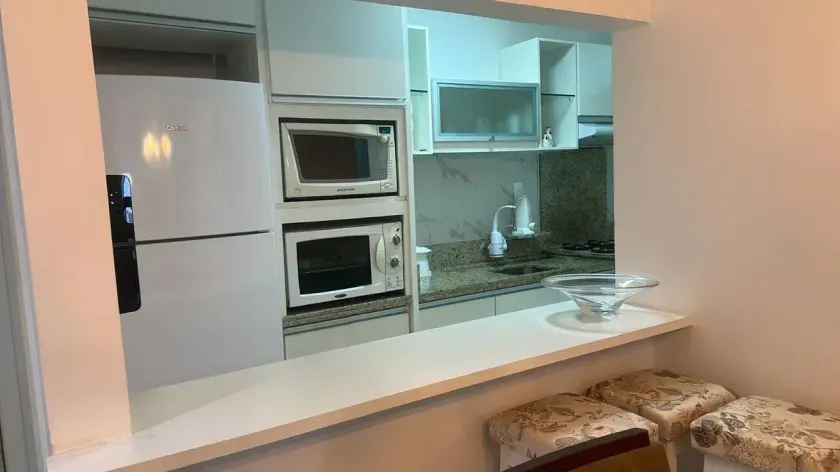 Apartamento mobiliado com 2 dormitórios sendo 1 suíte com sacada e 1 vaga de garagem — foto 4