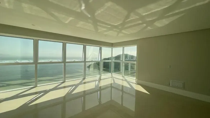 Apartamento Frente Mar com 4 suítes e 3 vagas de garagem em Balneário Camboriú