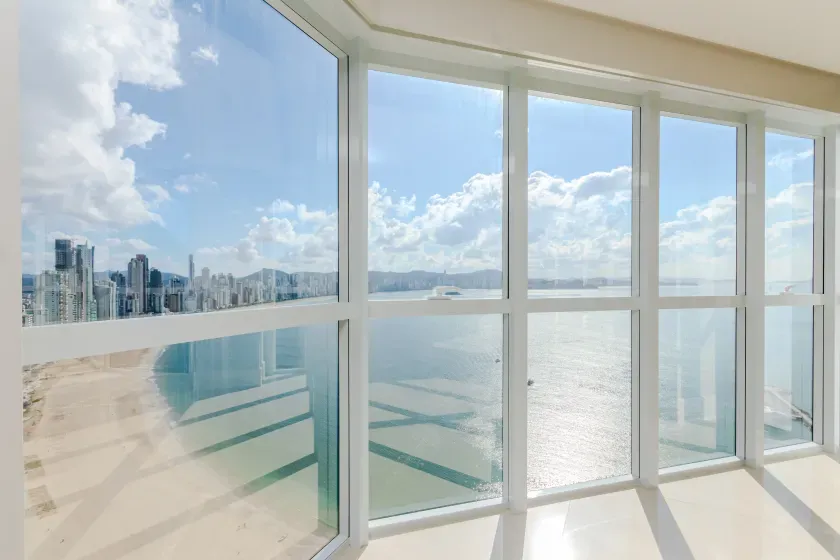 Apartamento frente mar com 4 suítes e 4 vagas de garagem em Balneário Camboriú