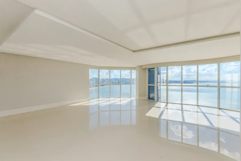 Apartamento frente mar com 4 suítes e 4 vagas de garagem em Balneário Camboriú — foto 2