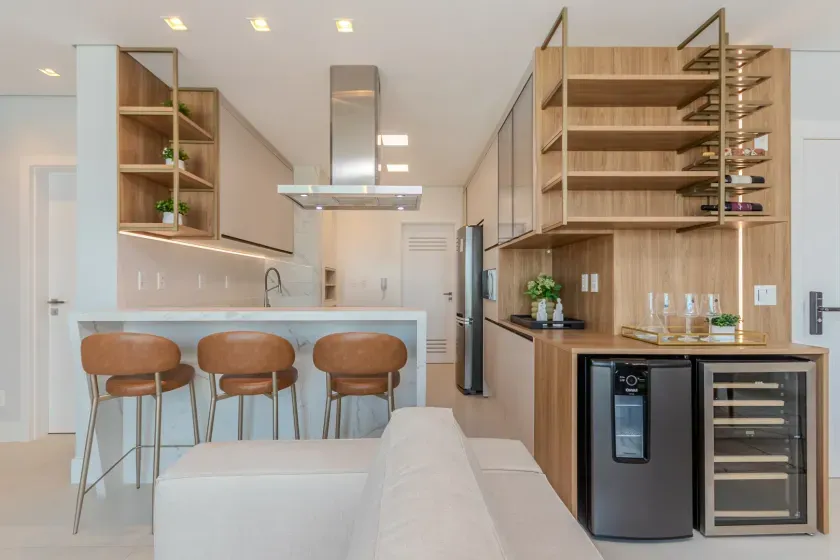 Apartamento com 4 dormitórios sendo 2 suítes e 2 vagas de garagem em Balneário Camboriú