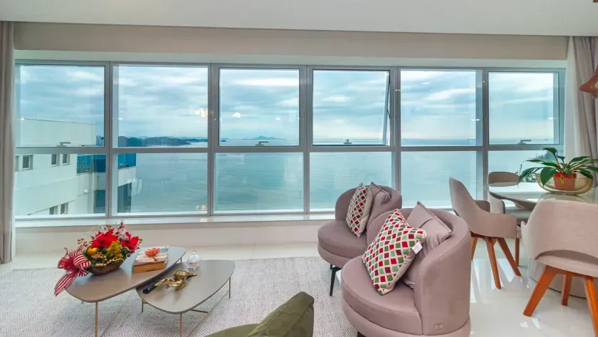 Apartamento frente mar mobiliado com 4 suítes e 5 vagas de garagem em Balneário Camboriú
