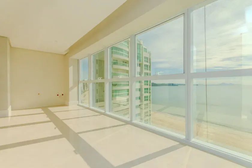 Apartamento com 3 suítes e 3 vagas de garagem em Balneário Camboriú