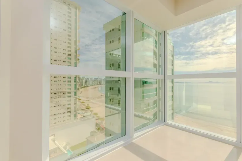 Apartamento com 4 dormitórios sendo 2 suítes e 4 vagas de garagem em Balneário Camboriú