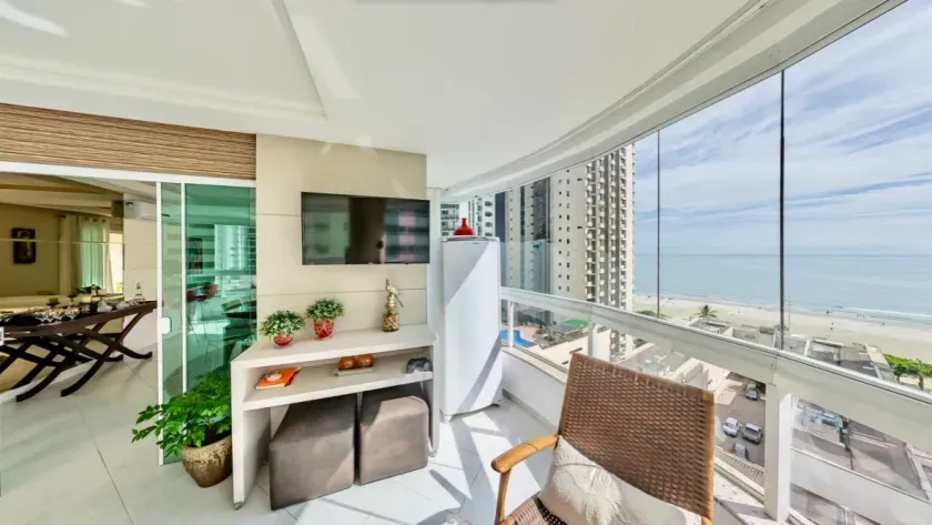 Apartamento mobiliado quadra mar com 3 suítes e 2 vagas de garagem em Balneário Camboriú